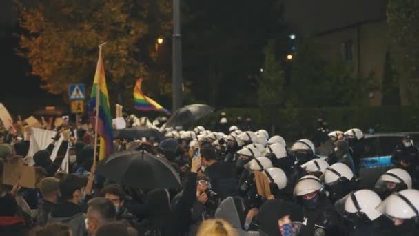 Varsovia, Polonia 23.10.2020 - Protesta contra las leyes polacas sobre el aborto. Multitud en las calles protestando contra la prohibición del aborto — Vídeo de stock