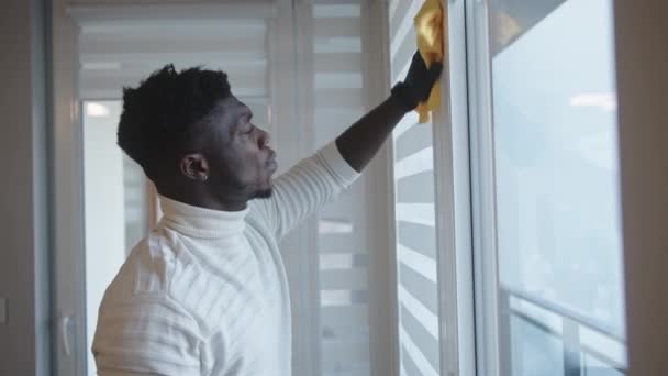 Junger afrikanisch-amerikanischer Schwarzer beim Fensterputzen — Stockvideo