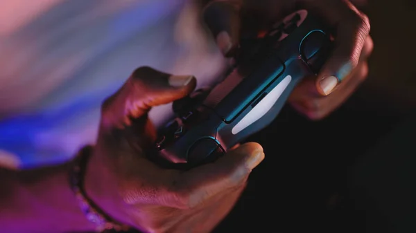 De cerca, manos de hombre negro sosteniendo el joystick del videojuego — Foto de Stock