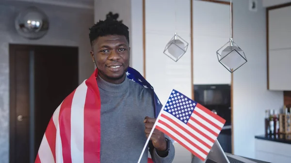 アメリカ国旗を肩と手に持った黒人男性 — ストック写真