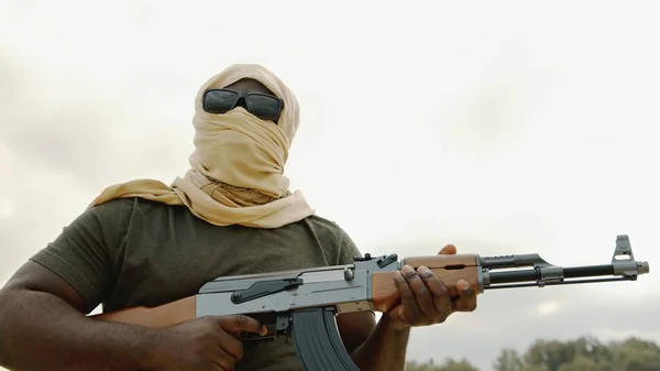 テロの概念。AK-47機関銃で標的を狙う反乱軍兵士。閉じろ!. — ストック写真