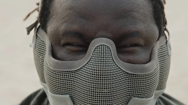 Zblízka, naštvaný africký černoch s maskou přes obličej připraven k boji — Stock fotografie