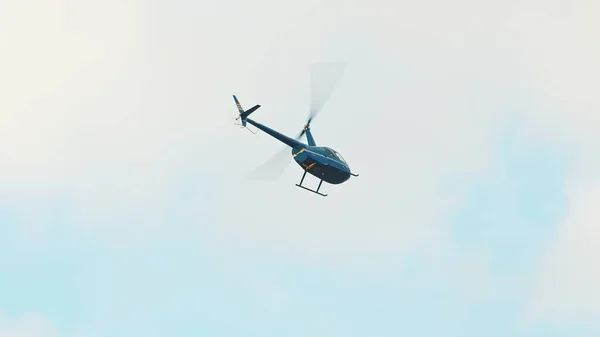 Flygande helikoptrar på himlen. — Stockfoto