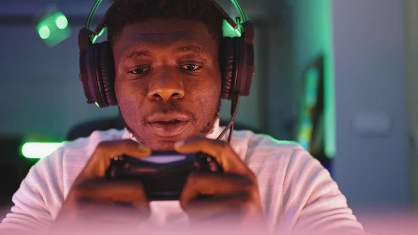 Retrato tiro de focado jovem negro jogador de jogo profissional jogando jogos de vídeo — Fotografia de Stock