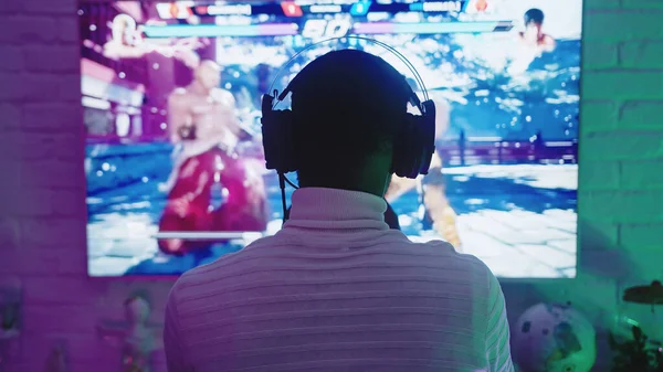 Warsaw, Poland 19.10.2020 Hombre negro jugando a juegos con consola de videojuegos que controla el joystick — Foto de Stock