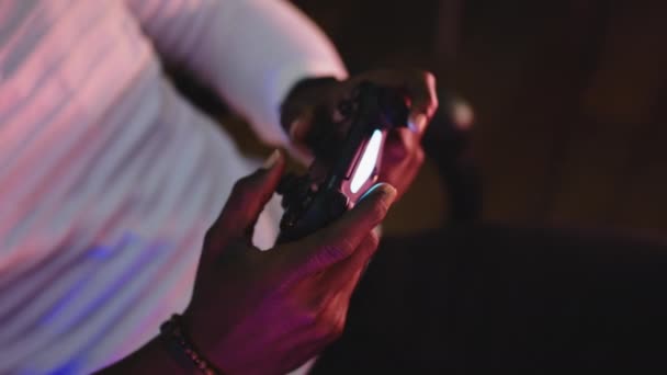 Close-up, mãos de homem negro segurando joystick jogo de vídeo — Vídeo de Stock
