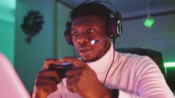 Portré lövés fókuszált fiatal fekete férfi profi játék játékos videojátékok — Stock videók