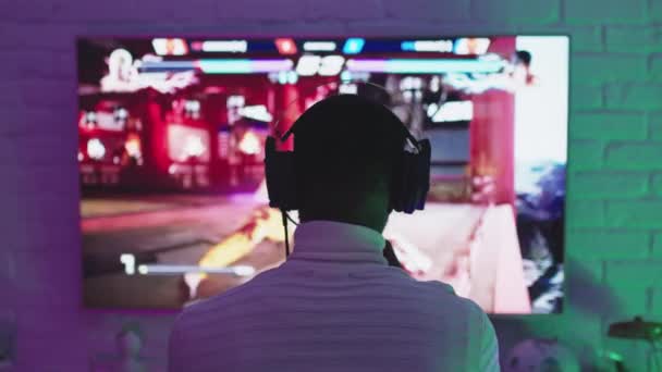 Varşova, Polonya 19.10.2020 Siyah adam video oyun konsolunu kullanarak oyun oynuyor. — Stok video