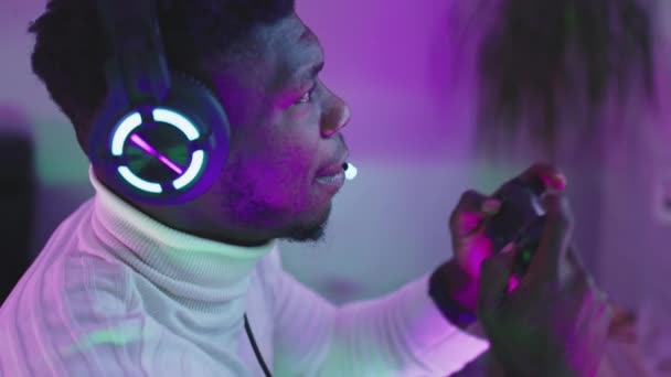 Zbliżenie, czarny człowiek gra za pomocą konsoli gier wideo kontroli joystick — Wideo stockowe