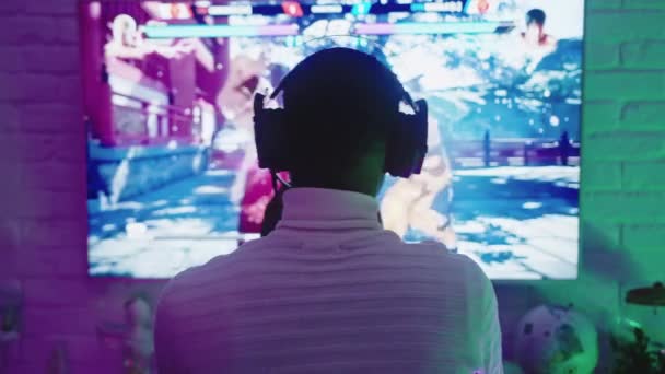 Varsóvia, Polônia 19.10.2020 Homem negro jogando jogo usando o joystick de controle de console de vídeo game — Vídeo de Stock