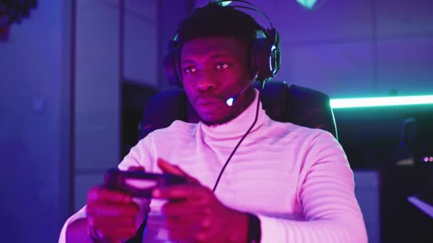 失望的年轻黑人职业游戏玩家在电子游戏中败北的肖像镜头 — 图库视频影像