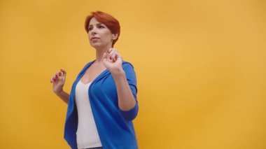 Güzel kızıl saçlı kısa saçlı dans eden kadın. 