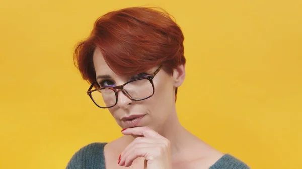 Retrato de mulher cabelo curto readhead com óculos. Sexy professor posando — Fotografia de Stock