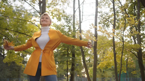 Junge Kaukasierin genießt den Herbsttag im Park. Warten auf Termin — Stockfoto