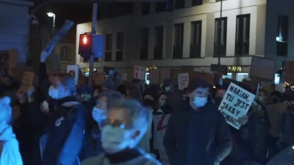 Varsóvia, Polônia 30.10.2020 - Protesto contra o aborto e os direitos humanos, Greve das mulheres, manifestantes que passam perto do carro da polícia iluminados por luz de emergência — Vídeo de Stock