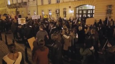 Varşova, Polonya 30.10.2020 - Kürtaj ve insan hakları protestosu, kadın grevi, kürtajı yasaklayan yasayı protesto eden kalabalık
