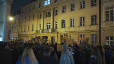 Varşova, Polonya 30.10.2020 - Kürtaj ve insan hakları protestosu, kadın grevi, kürtajı yasaklayan yasayı protesto eden kalabalık