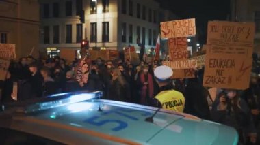 Varşova, Polonya 30.10.2020 - Kürtaj ve insan hakları protestosu, kadın grevi, polis arabasının yanından geçen göstericiler