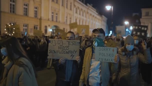 Varşova, Polonya 30.10.2020 - Kürtaj ve insan hakları protestosu, kadın grevi, kürtajı yasaklayan yasayı protesto eden kalabalık — Stok video