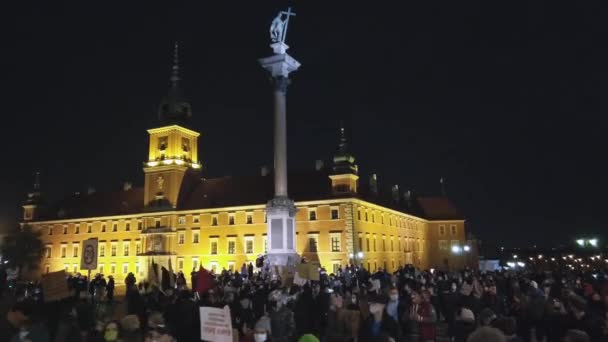 Warschau, Polen 30.10.2020 - Anti-abortus en mensenrechtenprotest, Vrouwenstaking, menigte mensen die protesteren tegen gedwongen abortus — Stockvideo