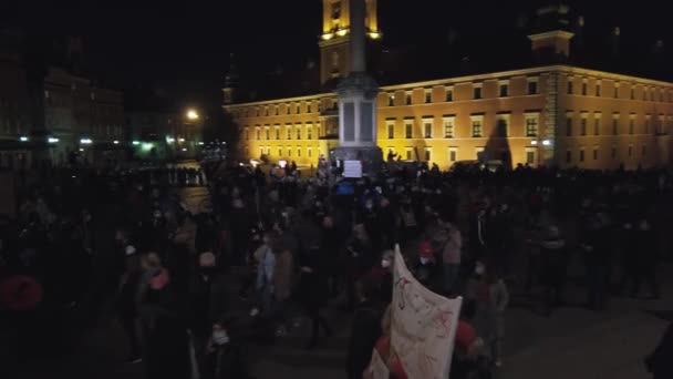 Varsóvia, Polônia 30.10.2020 - Protesto contra o aborto e os direitos humanos, Greve das mulheres, Multidão de pessoas que se manifestam contra a lei forçada que proíbe o aborto — Vídeo de Stock