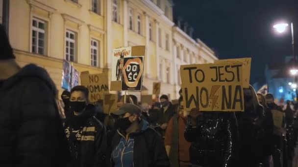 Warszawa, Polska 30.10.2020 - Protest przeciwko aborcji i prawom człowieka, strajk kobiet, tłum osób demonstrujących przeciwko przymusowemu prawu zakazującemu aborcji — Wideo stockowe