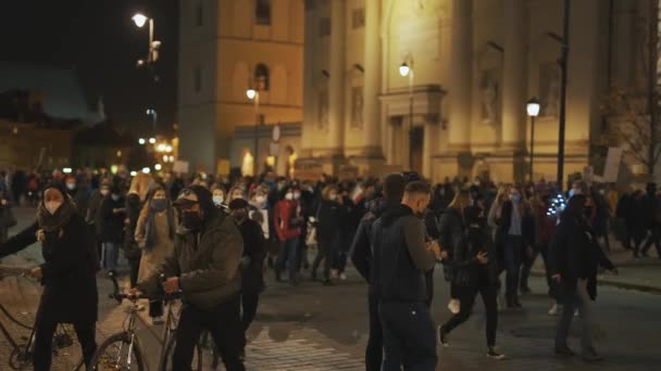 Warszawa, Polen 30.10.2020 - Anti abort og menneskerettighedsprotest, Kvindestrejke, menneskemængde, der demonstrerer mod tvungen lov om forbud mod abort – Stock-video