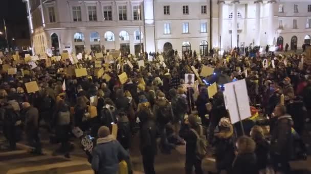 Warszawa, Polska 30.10.2020 - Protest przeciwko aborcji i prawom człowieka, strajk kobiet, tłum osób demonstrujących przeciwko przymusowemu prawu zakazującemu aborcji — Wideo stockowe