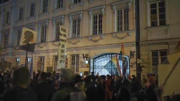 Varsovia, Polonia 30.10.2020 - Protesta contra el aborto y los derechos humanos, huelga de mujeres, multitudes de personas que se manifiestan en contra de la aplicación de la ley que prohíbe el aborto — Vídeos de Stock
