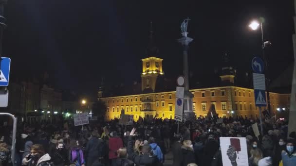 Warszawa, Polska 30.10.2020 - Protest przeciwko aborcji i prawom człowieka, strajk kobiet, tłum osób demonstrujących przeciwko przymusowemu prawu zakazującemu aborcji — Wideo stockowe