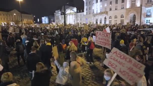 Warszawa, Polska 30.10.2020 - Protest przeciwko aborcji i prawom człowieka, strajk kobiet, tłum osób demonstrujących przeciwko przymusowemu prawu zakazującemu aborcji — Wideo stockowe