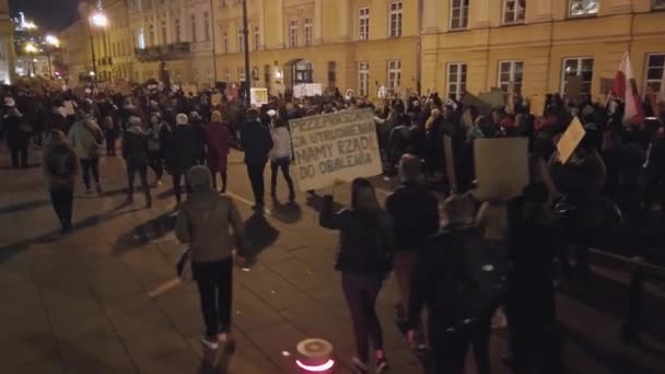 Varsovia, Polonia 30.10.2020 - Protesta contra el aborto y los derechos humanos, huelga de mujeres, multitudes de personas que se manifiestan en contra de la aplicación de la ley que prohíbe el aborto — Vídeos de Stock