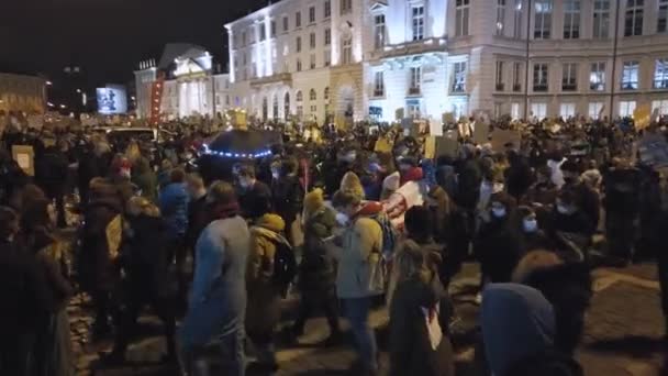 Warszawa, Polska 30.10.2020 - Protest przeciwko aborcji i prawom człowieka, strajk kobiet, tłum osób demonstrujących przeciwko przymusowemu prawu zakazującemu aborcji — Wideo stockowe