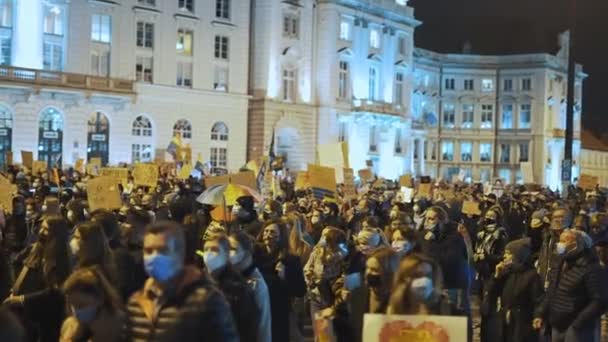 Varšava, Polsko 30.10.2020 - Protest proti potratům a lidským právům, stávka žen, dav lidí demonstrujících proti vynuceným zákonům zakazujícím potraty — Stock video