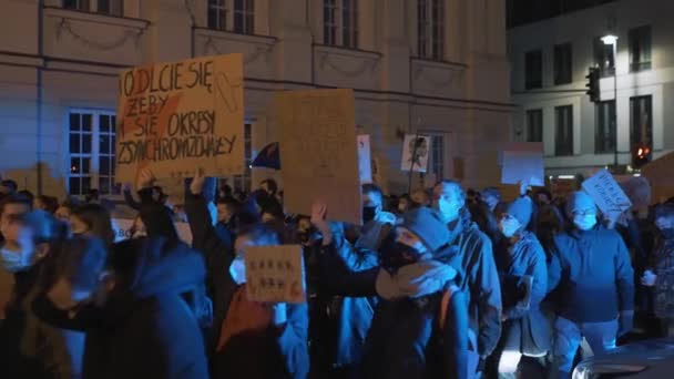 Warschau, Polen 30.10.2020 - Anti-abortus en mensenrechtenprotest, Vrouwenstaking, demonstranten in de buurt van politieauto verlicht door noodlicht — Stockvideo