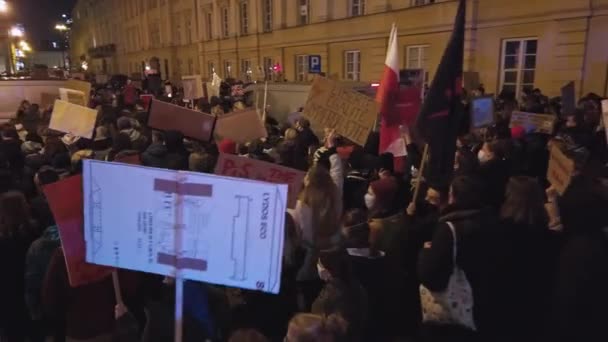 Warszawa, Polska 30.10.2020 - Protest przeciwko aborcji i prawom człowieka, strajk kobiet, tłum osób demonstrujących przeciwko przymusowemu prawu zakazującemu aborcji — Wideo stockowe