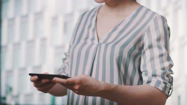 De cerca, mujer sosteniendo la tableta en sus manos. antecedentes de efectos futuristas — Vídeo de stock