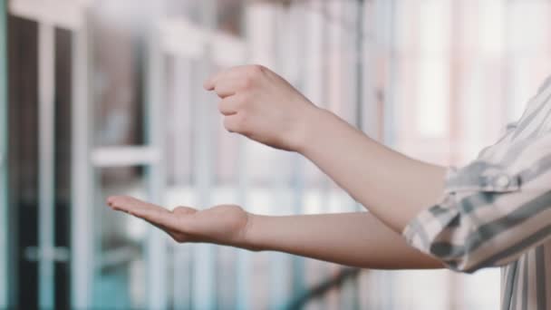 Zavřít. žena nataženou ruku, dotýkající se virtuální obrazovky. — Stock video