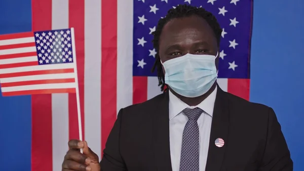 Yüzü Maskeli Afrikalı Amerikalı Kamera Arkaplanda ABD Bayrağı — Stok fotoğraf