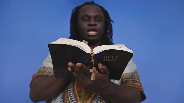 Retrato del hombre negro africano en traje tradicional con rosario leyendo la Santa Biblia —  Fotos de Stock