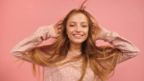 Junge schöne kaukasische Brünette tanzt auf rosa Hintergrund — Stockfoto