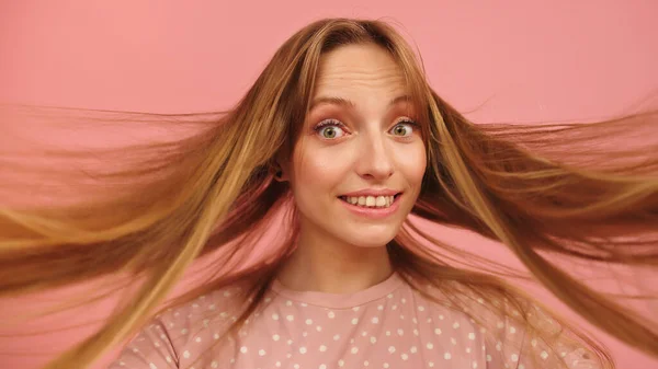 Portré izgatott fiatal gyönyörű kaukázusi barna tánc rózsaszín háttér — Stock Fotó