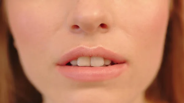 Mujer hermosa con grandes dientes blancos sanos. —  Fotos de Stock