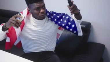 Amerikan bayrağı değişen Afro-Amerikan siyahi adam hayal kırıklığına uğradı. 