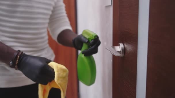De cerca, hombre negro afroamericano limpiando y desinfectando la manija de la puerta — Vídeos de Stock