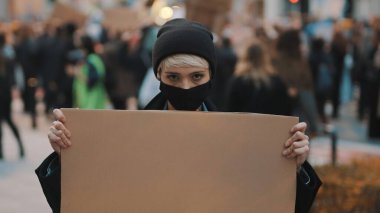 Protesto ve gösteriler. Yüz maskeli asi bir kadın. 