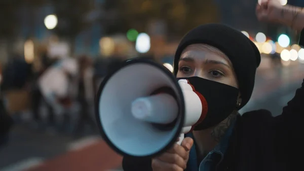 Młoda dziewczyna w masce medycznej przemawia przez głośnik. Protest przeciwko aborcji, ochrona praw kobiet — Zdjęcie stockowe