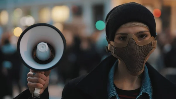 Mujer con máscara facial y megáfono apoyando protestas contra el racismo. —  Fotos de Stock