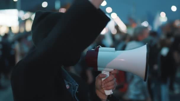 En ung flicka i medicinsk mask talar genom en högtalare. Protestera mot abort, skydda kvinnors rättigheter — Stockvideo