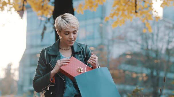 白人金发女人从包里拿礼物生日或周年礼物 — 图库视频影像